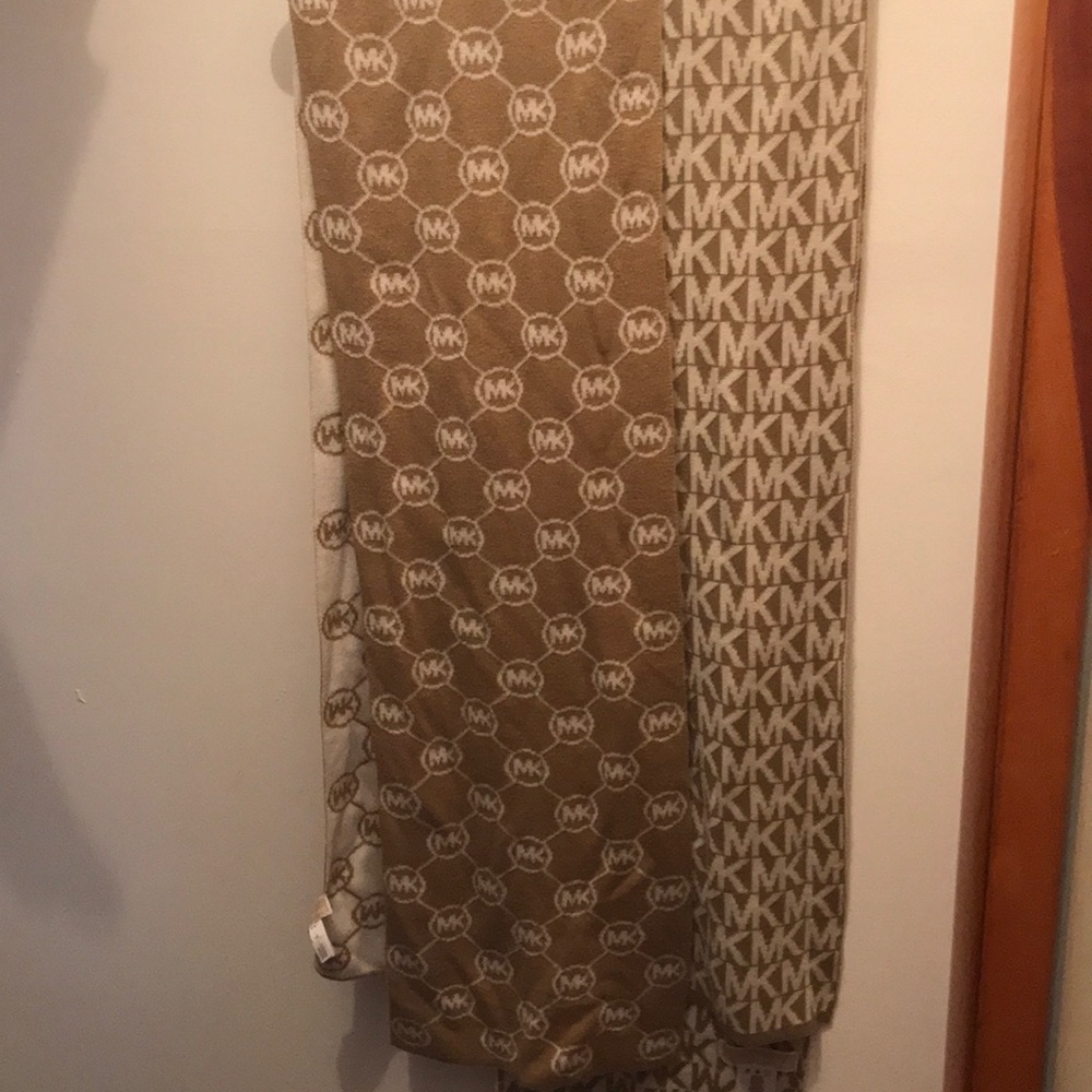 🧣2 MICHAEL KORS Scarfs